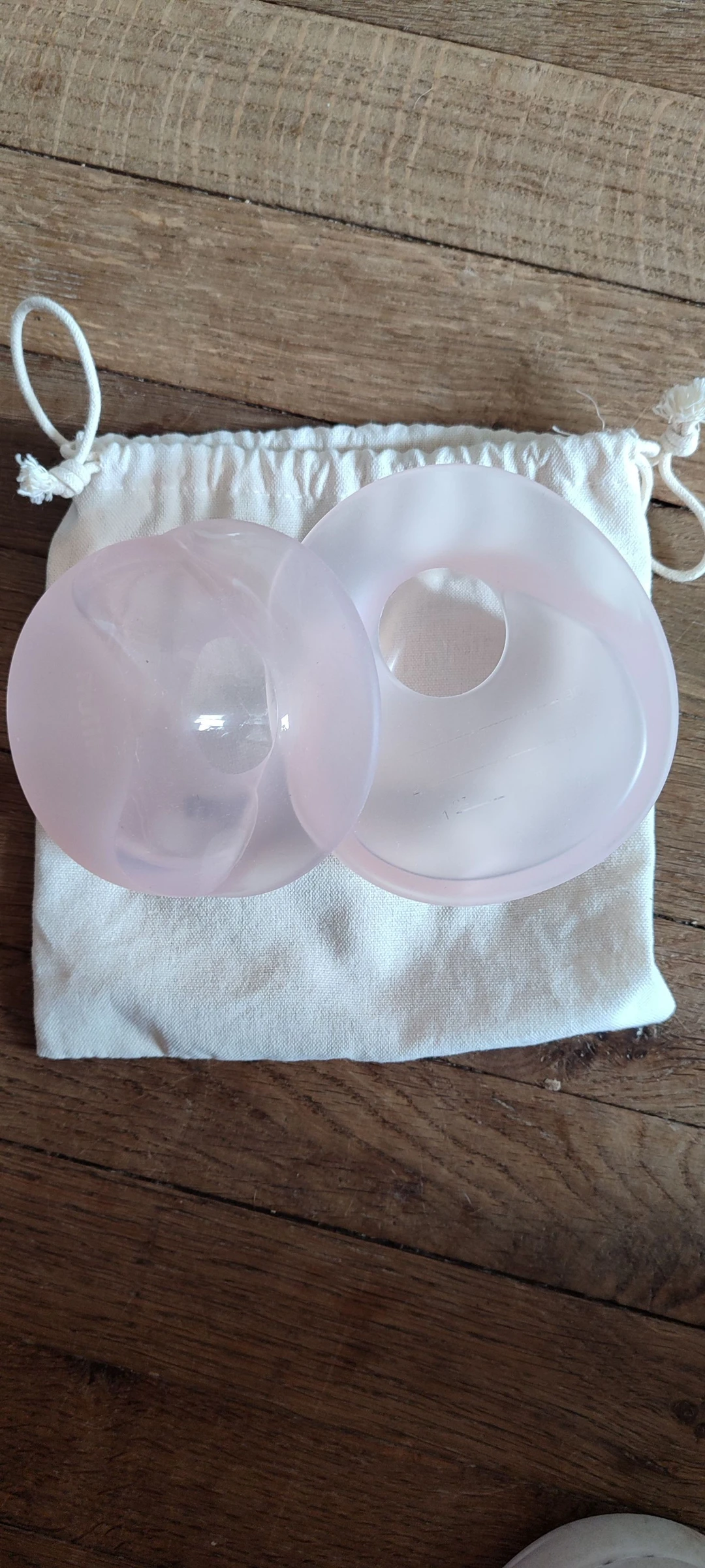 Coquillages d'allaitement en silicone rose - Avec pochon en tissu
